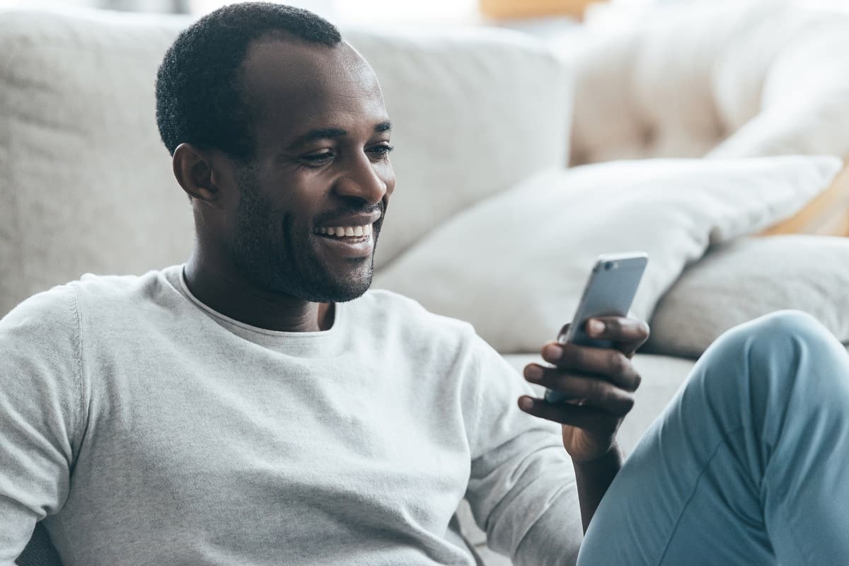 Man playing games that pay real money on a smartphone