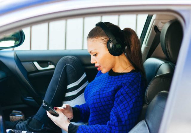 femme jouant à des jeux qui rapportent de l'argent réel sur un téléphone