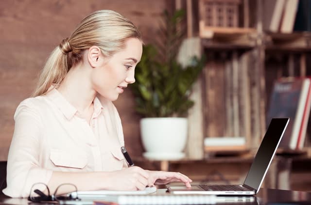  Femme gagner de l'argent en tant que SEO 