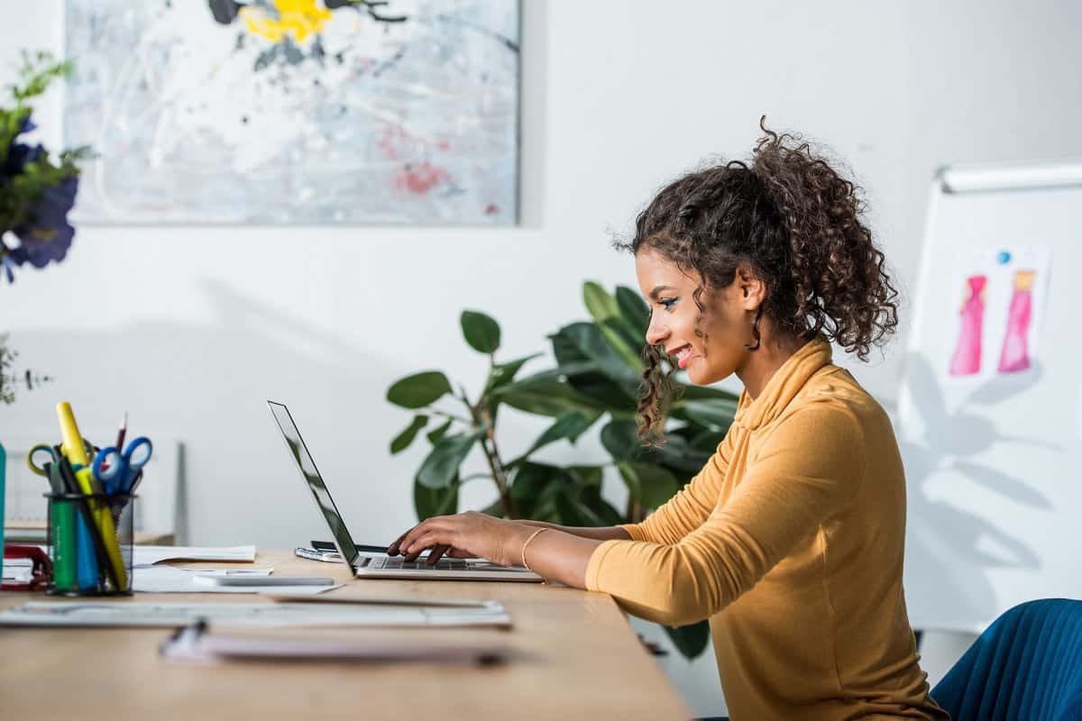 Woman taking a virtual assistant course online